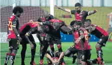  ??  ?? Jugadores del Deportivo Cuenca celebran su segunda victoria del año.