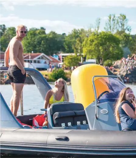  ??  ?? NYTER FESTEN FRA SJØEN: Fredrik Jæger Walderhaug, Mari Tharaldsen, Sondre Trommestad, Julie Evensen, Rikke Høien, Espen Vedal og Niuosha Bayat har tatt båten fra Arendal for anledninge­n.