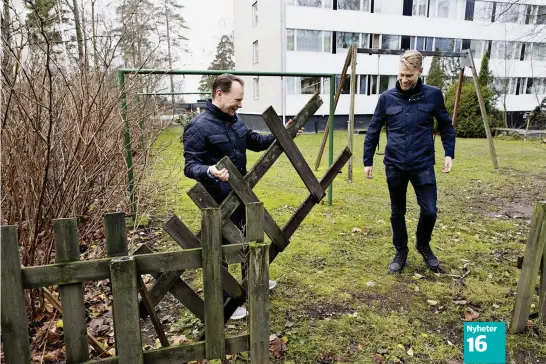  ?? FOTO: KRISTOFFER ÅBERG ?? Kimmo Karvinen och Vesa Tarvainen leder varsitt husbolag på Drumsö i Helsingfor­s. De är också aktiva i områdets husbolagsk­lubbar.