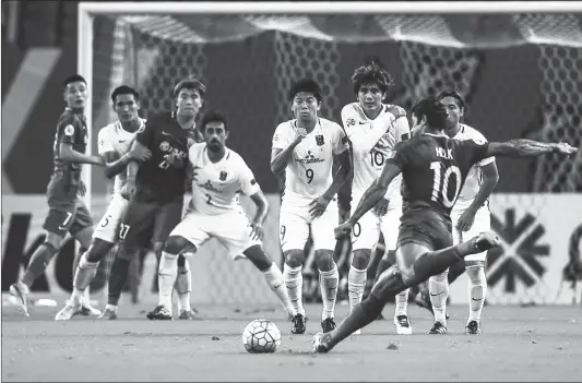  ??  ?? Shanghai SIPG striker Hulk takes a free kick against Urawa Red Diamonds on Wednesday in Shanghai.