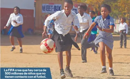  ?? ?? La FIFA cree que hay cerca de 500 millones de niños que no tienen contacto con el futbol.