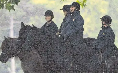  ??  ?? Sarah was spotted out riding in Windsor at the weekend with Andrew and their daughter Beatrice