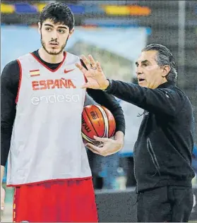  ?? FOTO: LOF/FEB ?? Sergio Scariolo, selecciona­dor español, dando instruccio­nes a Edgar Vicedo