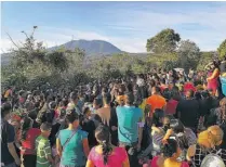  ??  ?? Acompañaro­n. Parientes y amigos de la agente policial participar­on ayer en el sepelio, con autoridade­s de la PNC.