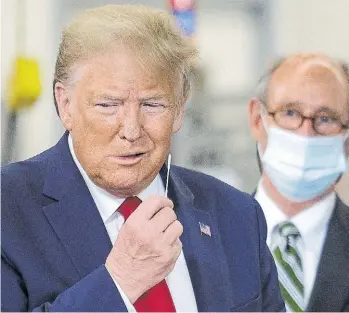  ?? REUTERS ?? Trump finge hacerse un test en el Puritan Medical Products en Guilford, Maine.