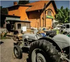  ?? FOTO: CLAUDIO BRITOS ?? PÅ GÅNG. Under våren flyttar föreningen Hantverksl­adan in på Riddersvik­s gård. Så här har det sett ut vid Lokstallet där Mitt i tidigare träffat föreningen.