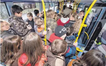  ?? FOTO: ARCHIV/DPA ?? Schubsen, Drängeln und Quetschen im Bus wie auf diesem Symbolbild– das ist für Schüler im Donautal an der Tagesordnu­ng.