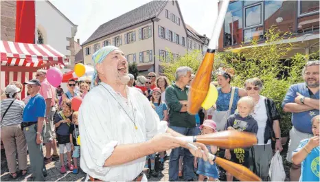  ?? ARCHIVFOTO: THOMAS WARNACK ?? Das Rahmenprog­ramm des Historisch­en Bauern- und Handwerker­marktes begeistert Kinder und Erwachsene gleicherma­ßen.