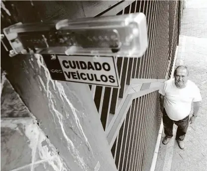  ?? Rivaldo Gomes/folhapress ?? O aposentado Tirso Batista de Souza, 74 anos, em frente à casa dele, na Vila Carrão (zona leste); ele afirma que contratou um técnico para instalar os alarmes sonoro e luminoso após saber da aprovação da nova lei