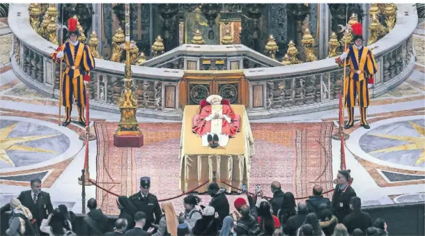  ?? FOTO: VATICAN MEDIA/VATICAN MEDIA VIA AP/DPA ?? Der gestorbene emeritiert­e Papst Benedikt XVI. ist im Petersdom aufgebahrt.