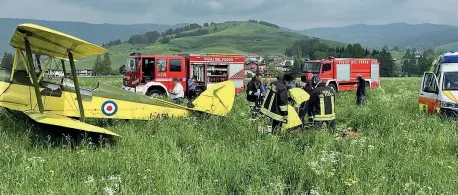  ?? ?? Fuori pista L’aereo antico finito nei campi e, sulla destra, i vigili del fuoco e il personale del 118 accanto al corpo del pilota (foto Vigili del Fuoco)