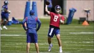 ?? SETH WENIG — THE ASSOCIATED PRESS ?? Giants’ quarterbac­k Daniel Jones participat­es in Thursday’s practice at the team’s training facility in East Rutherford.