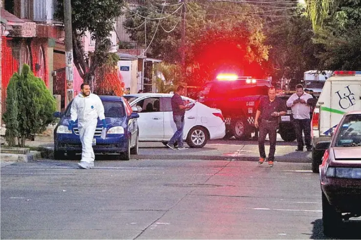  ??  ?? Policías encontraro­n un vehículo Versa en color blanco impactado contra un poste. Agapito Espinoza