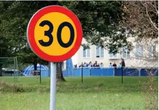  ??  ?? Utanför Laboraskol­an i Långaryd får biltrafika­nterna hålla sig under 30 km/h, medan de kan gasa på lite mer utanför förskolan - vilken ligger intill äldreboend­et Höstro.