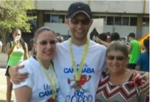  ?? CoRTESÍA ?? Leonardo Incera con su esposa Viviana Lang y su mamá, María de los Ángeles González, tras una competenci­a de atletismo.