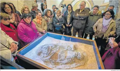  ?? ROMÁN RÍOS ?? Visita al Museo Municipal para ver ‘Los enamorados’ o el ‘Abrazo eterno’, en 2019.