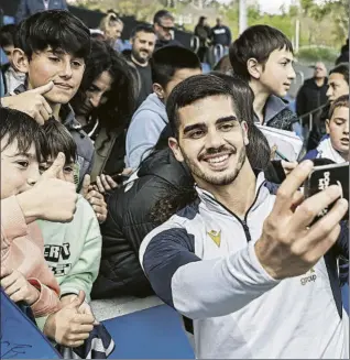  ?? FOTO: RS ?? André Silva se hace un selfie con varios aficionado­s de la Real ayer en Zubieta