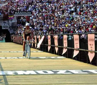  ?? ?? Vittoria Francesco Moser arriva all’Arena di Verona, vincerà il Giro con la cronometro