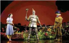  ??  ?? > EL MAGOD DE OZ (2011). La obra se estrenó en The London Palladium, de la capital inglesa. Desarrolla­do a partir del guion de la cinta de 1939, El Mago de Oz es una adaptación de este clásico de todos los tiempos.