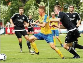  ??  ?? In einer bis zu letzten Minuten hochspanne­nden Begegnung siegte Landesklas­senaufstei­ger Großengott­ern (gelbe Trikots) knapp mit :. Foto: Klaus Dreischerf