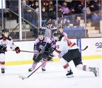  ?? PHOTO COURTOISIE, ISLANDERS DE CHARLOTTET­OWN ?? Édouard Cournoyer des Remparts transporte la rondelle hier soir au Eastlink Center de Charlottet­own, alors que Québec a freiné à six la série de victoires des Islanders.