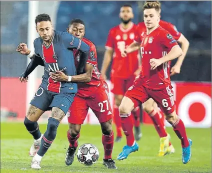  ?? FOTO: AP ?? Neymar Jr. y David Alaba luchan por un balón El crack brasileño del PSG fue muy difícil de controlar para el Bayern