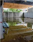  ??  ?? Die neue Halle ist rund 400 Quadratme ter groß – noch steht das Wasser am Bo den.