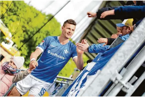  ?? Fotos: Eibner ?? Die Familie rechts an der Hand, die Fans links: Mathias Wittek nach einer Partie des SV Darmstadt.