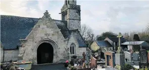  ?? | PHOTO : OUEST-FRANCE ?? L’église Saint-Judoce, avec le cimetière mitoyen, dans le bourg de Lohuec. Les parties les plus anciennes de l’édifice datent du XIVe siècle.