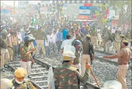  ?? HIMANSHU VYAS/HT ?? Protestors, under the banner of Sanyukt Kisan Morcha, block the rail tracks to support the ongoing farmers' agitation against the farm bills, at Jagatpura in Jaipur on Saturday.