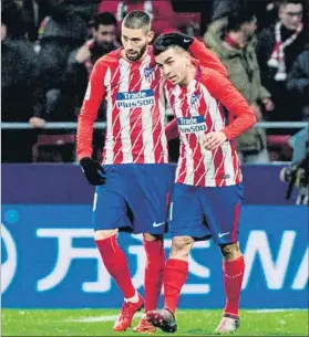  ?? FOTO: EFE ?? Yannick Carrasco, celebrando un gol con el Atlético junto a Correa