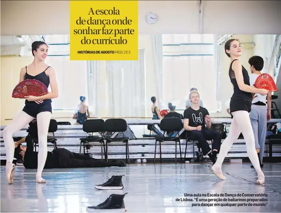  ??  ?? Uma aula na Escola de Dança do Conservató­rio de Lisboa. “É uma geração de bailarinos preparados
para dançar em qualquer parte do mundo”