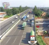  ?? RAKA DENNY/JAWA POS ?? BERTUMPUK: Jalan Lingkar Luar Jakarta atau JORR yang berada di atas tol Jakarta–Cikampek.