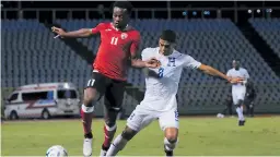  ??  ?? SIN tregua. Carlos Pineda le puntea la pelota al caribeño Levi García.