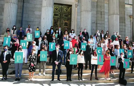  ?? POOL/ALBERTO DI LOLLI ?? La ministra Belarra con miembros de entidades a las puertas del Congreso