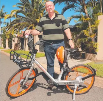 ?? Picture: MIKE BATTERHAM ?? Wayne Richardson of Surfers Paradise Waters with one of the Mobikes he decided to take home for “safe keeping” after it spent days sittling idle in Cotlew St.