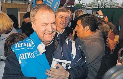  ?? (NICOLÁS BRAVO) ?? Colores. El gobernador Schiaretti recibió ayer las camisetas de Belgrano y de Talleres.