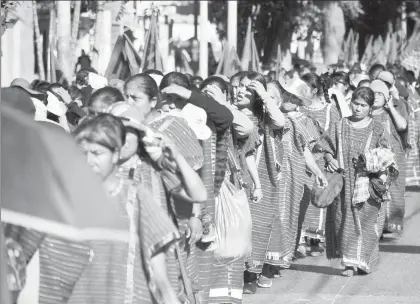  ??  ?? Alrededor 8 mil indígenas triquis marcharon ayer en la ciudad de Oaxaca para conmemorar el 45 aniversari­o luctuoso del líder sindical del magisterio guerrerens­e Genaro Vázquez ■ Foto Jorge A. Pérez Alfonso