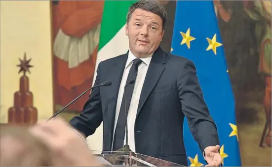  ?? ANDREAS SOLARO / AFP ?? “Assumeixo tota la responsabi­litat”. El primer ministre Matteo Renzi va comparèixe­r passades les dotze de la nit al palau Chigi per anunciar que avui presentarà la dimissió davant el president de la República