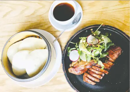  ?? MIA STAINSBY ?? Bold roast duck with foie gras parfait, caramelize­d peanuts and steamed buns are offered at Torafuku restaurant.