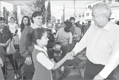  ??  ?? Andrés Manuel López Obrador saluda a simpatizan­tes luego de una asamblea informativ­a realizada en el municipio de Valparaíso, Zacatecas ■ Foto La Jornada