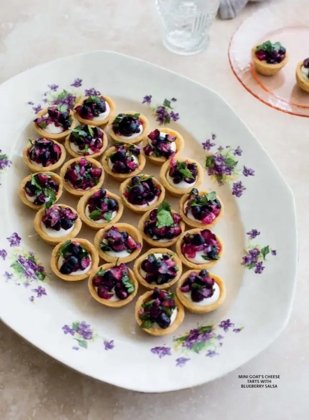  ??  ?? MINI GOAT'S CHEESE TARTS WITH BLUEBERRY SALSA