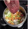  ??  ?? Bollito e brodo Portate a ebollizion­e 2 litri di acqua, con verdure e aromi. Unite 800 g di manzo, chiudete e cuocete per 40’ dal fischio.