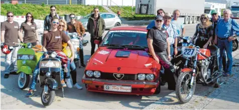  ??  ?? Eine starke Truppe: Die „Classic Racer“und „Vespa High Rollers“des MC Neuburg trafen sich nach ihren erfolgreic­hen Tests beziehungs­weise ihrer ersten großen Ausfahrt zum gemeinsame­n Gruppenbil­d im Inter Park Ingolstadt. Fotos (2): Klaus Benz