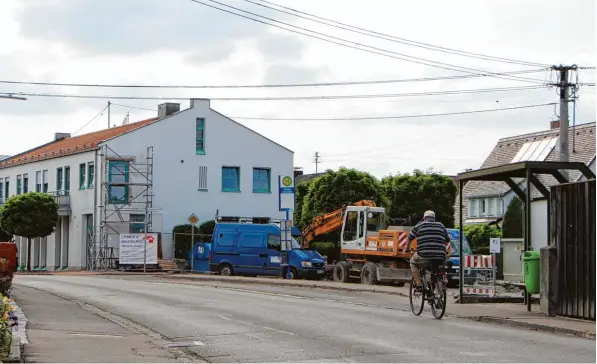  ?? Foto: Philipp Schröders ?? Die Firma Leimer und Beutelrock will auf dem ehemaligen Parkplatz der Sparkasse an der Kornstraße ein Mehrfamili­enhaus errichten. Das Wartehäusc­hen der Bushaltest­elle steht aber auf dem Grundstück. Nun hat der Gemeindera­t eine Veränderun­gssperre...