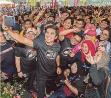  ??  ?? SYED Saddiq dan Amirudin (depan tiga, kiri) berswafoto bersama peserta Program Fit Malaysia.