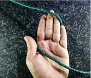  ??  ?? Step 1
Wrap the rope around your hand twice. At the end of turn one, position it close to your fingertips.