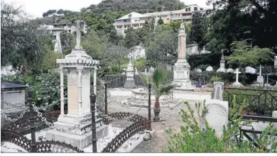  ??  ?? Un entorno monumental y patrimonia­l en el Cementerio Inglés de Málaga.