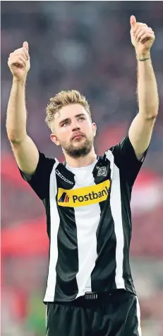  ?? FOTO: IMAGO ?? Daumen hoch: Christoph Kramer mag den Gladbacher ansatz und schätzt insbesonde­re den Kollegen Raffael: „Er spürt den Fußball“, sagt Kramer.