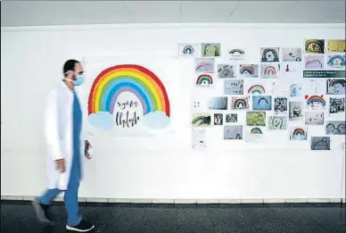  ?? XAVIER CERVERA ?? Dibujos y pinturas de colores para dar ánimo al personal sanitario en un pasillo del hospital Clínic